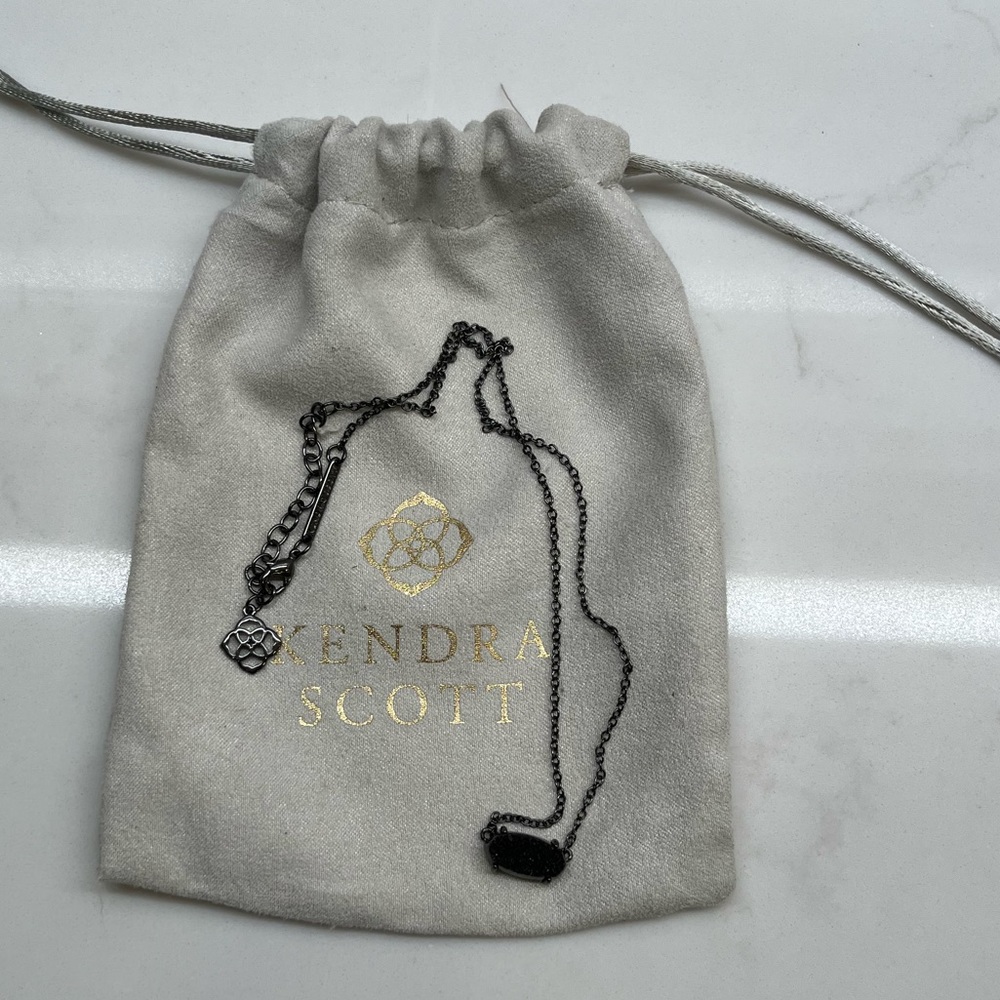 KENDRA SCOTT Elisa Pendant Necklace In Black Drusy